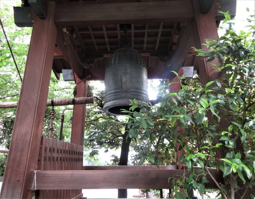 「汎太平洋の鐘」（源覚寺、文京区小石川）。1937年源覚寺からサイパン島南洋寺に転出。戦後行方不明となるが、1965年に米国テキサス州オデッサ市で発見され、1974年サンフランシスコさくら祭りに展示された後、同寺へ帰還。20世紀中葉の太平洋を旅した釣鐘である（撮：馬路）。